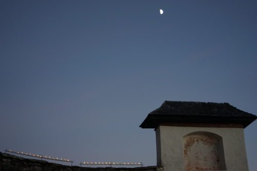 Der Mond scheint milde auf die 1000 Lichter auf dem Sternberg. (© Foto: Edith Strauss) Der Mond scheint milde auf die 1000 Lichter auf dem Sternberg. (© Foto: Edith Strauss)