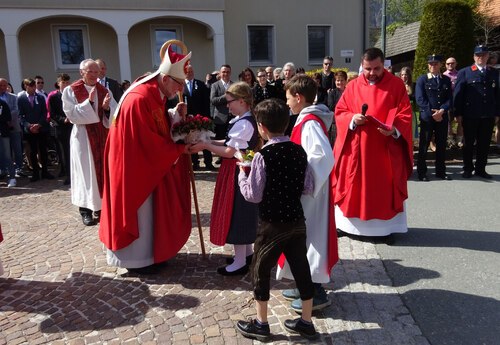 Schüler begrüßen Bischof Marketz. (Bild: P.St.). Schüler begrüßen Bischof Marketz. (Bild: P.St.).