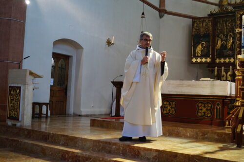 Abschlussgottesdiens mit P. Terentius, der musikalisch von den Jugendlichen gestaltet wurde.<br />
(Foto: Linda Loidl)