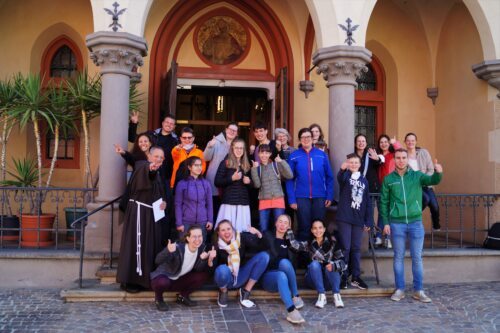 Ein Teil der gesamten Gruppe durfte für dieses Abschlussfoto einen Augenblick ihre Masken herunternehmen.<br />
(Foto: Susanne Dworski)