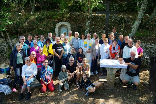 Bischof Marketz feierte mit der Pilgergruppe der “ARGE der Ständigen Diakonen und ihrer Ehefrauen“ in der Einsiedelei Eremo delle Carceri bei Assisi eine hl. Messe. Bischof Marketz feierte mit der Pilgergruppe der “ARGE der Ständigen Diakonen und ihrer Ehefrauen“ in der Einsiedelei Eremo delle Carceri bei Assisi eine hl. Messe.