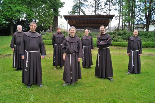 Das neue Leitungsteam der Franziskanerprovinz Austria und Südtirol mit dem Generalvisitator<br />
V.l.n.r.: Generalvisitator Franz-Leo Barden ofm, P. Stefan Kitzmüller ofm, Br. Pascal M. Hollaus ofm, Provinzial P. Fritz Wenigwieser ofm, P. Thomas Hrastnik ofm, Provinzvikar P. Andreas Holl ofm und P. Benedict Sperl ofm)<br />
(Foto: P. Emmanuel-Maria Fitz ofm)