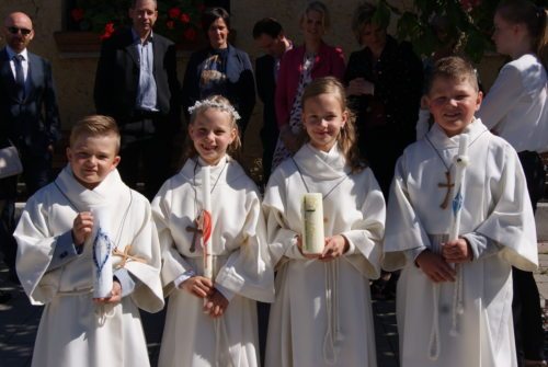 Die vier Erstkommunionkinder freuten sich gemeinsam mit den Eltern und Paten auf ihre erste heilige Kommunion (© Foto: Wilfried Buchacher)