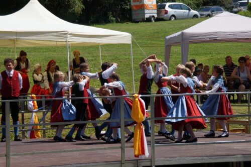 Lebenslange Freundschaften und unvergessliche Momente - Ehrenamt bei der Kindervolkstanzgruppe 