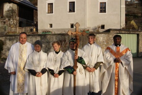 Pfarrprovisor Francis Nelaturi und Diakon Anton Lanner mit den Ministranten (© Foto: Wilfried Buchacher )