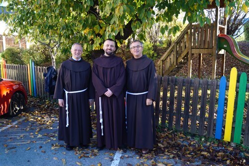 P. Justynian (m.) aus Ternopil (Ukraine), besucht auf seinem Weg nach Rom die Franziskanerbrüder in Villach-St. Nikolai.<br />
Foto: P. Emmanuel-Maria Fitz OFM