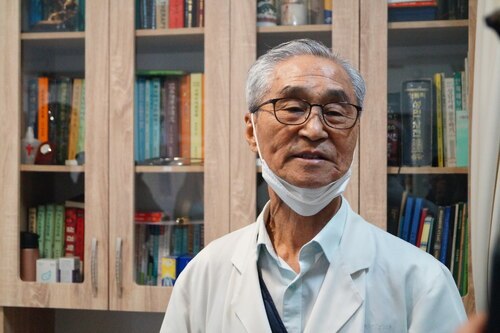 Franziskaner und Mediziner P. Diego aus Südkorea lebt seit 30 Jahren in Kasachstan und hilft Menschen in Not.<br />
Foto: P. Emmanuel-Maria Fitz OFM Franziskaner und Mediziner P. Diego aus Südkorea lebt seit 30 Jahren in Kasachstan und hilft Menschen in Not.<br />
Foto: P. Emmanuel-Maria Fitz OFM