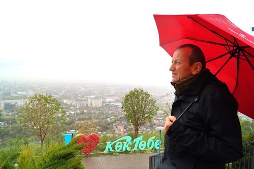 Ein Blick auf die Stadt Almaty ist trotz schlechten Wetters einzigartig.<br />
Foto: P. Emmanuel-Maria Fitz OFM Ein Blick auf die Stadt Almaty ist trotz schlechten Wetters einzigartig.<br />
Foto: P. Emmanuel-Maria Fitz OFM
