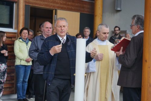 Die Osterkerze wird entzündet. Auferstehungsfeier 2017 in Damtschach. (© Foto: Edith Strauss)