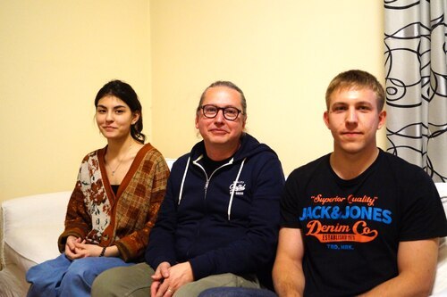 Br. Patrik von “Franz hilf“ und aus dem Franziskanerkloster Wien übersetzt die Berichte der Jugendlichen vom russischen ins deutsche.<br />
​​​​​Foto: P. Emmanuel-Maria Fitz OFM