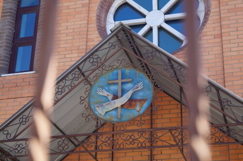 Vor der Franziskanerkirche, die damals von Brüdern aus den USA errichtet wurde.<br />
Foto: P. Emmanuel-Maria Fitz OFM Vor der Franziskanerkirche, die damals von Brüdern aus den USA errichtet wurde.<br />
Foto: P. Emmanuel-Maria Fitz OFM