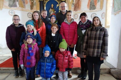 Gruppenbild des Musik-Teams Köstenberg in der Oberdorfer Kirche mit Pfarrer Scheriau. Martinskirchtag, 12.11.2017 (© Foto: Edith Strauss)