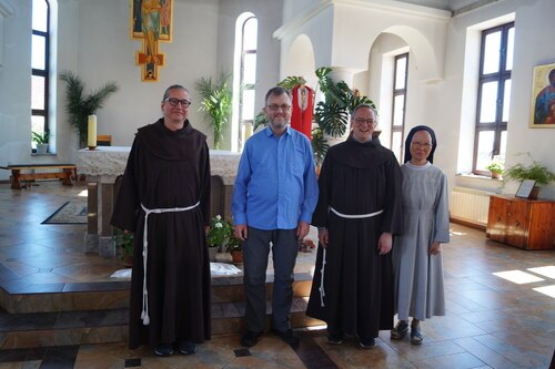 P. Julian und die Ordensschwester zeigen uns die Kirche und die Pfarrräumlichkeiten.<br />
Foto: Monika Dreger P. Julian und die Ordensschwester zeigen uns die Kirche und die Pfarrräumlichkeiten.<br />
Foto: Monika Dreger