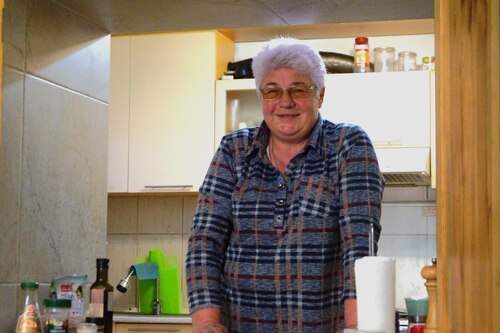 Erika, die deutsche Wurzeln hat, ist die gute Seele in der Pfarre und unterstützt die Franziskaner in allen Aufgaben.<br />
Foto: P. Emmanuel-Maria Fitz OFM Erika, die deutsche Wurzeln hat, ist die gute Seele in der Pfarre und unterstützt die Franziskaner in allen Aufgaben.<br />
Foto: P. Emmanuel-Maria Fitz OFM