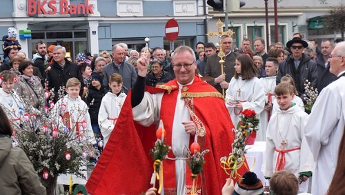 Stadtpfarrer Dechant Martin Edlinger bei der Palmsegnung (Leonharder Blogspot)