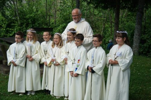 Gruppenfoto der Erstkommunionkinder 2016/2017 mit Pfarrer Scheriau. (© Foto: Edith Strauss)