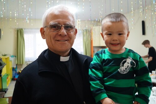 Priester Georgius mit dem jüngsten Mitbewohners des Kinderheims in Qapshagai<br />
Foto: P. Emmanuel-Maria Fitz OFM Priester Georgius mit dem jüngsten Mitbewohners des Kinderheims in Qapshagai<br />
Foto: P. Emmanuel-Maria Fitz OFM