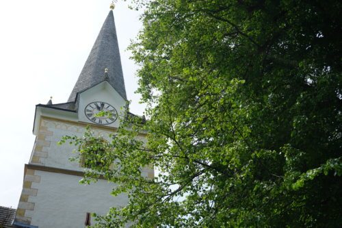 Pfarrkirche Köstenberg und Lindenbaum zu Pfingsten am 4. Juni 2017. (© Foto: Edith Strauss) Pfarrkirche Köstenberg und Lindenbaum zu Pfingsten am 4. Juni 2017. (© Foto: Edith Strauss)