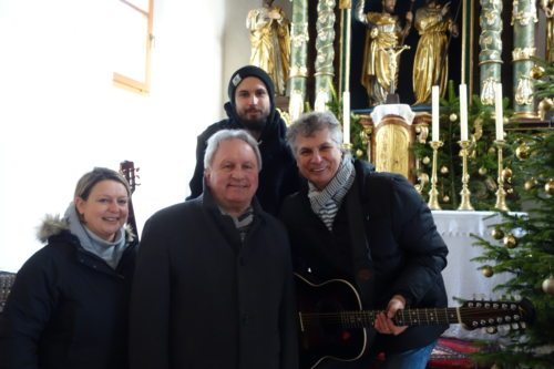 Gruppenfoto Trio “Father and Suns“ und Kulturreferent Dietmar Piskernik, Gemeinde Velden a.W. (© Foto: Edith Strauss)