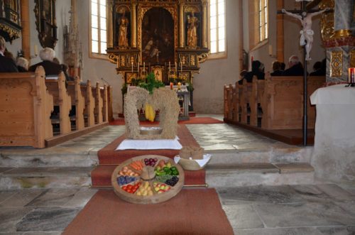 Die Erntekrone und die Erntegaben wurden feierlich gesegnet. (© Foto: Anna More)