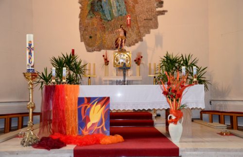 Der schön geschmückte Altar der Stadtpfarrkirche (© Foto: Ines Stockhammer)