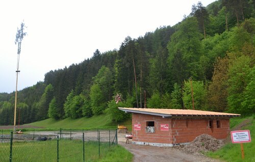 Vereinshütte vor der Fertigstellung • Društvena uta pred dokončanjem (Foto: OStR Mag. Karl Pölz) Vereinshütte vor der Fertigstellung • Društvena uta pred dokončanjem (Foto: OStR Mag. Karl Pölz)