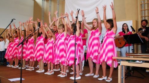 Der Kinder- und Jugendchor Amabilis begeistert jedes Mal von neuem./Zbor Amabilis pogosto oblikuje sv. maše in slovesnosti. (© Foto: Marija Perne)