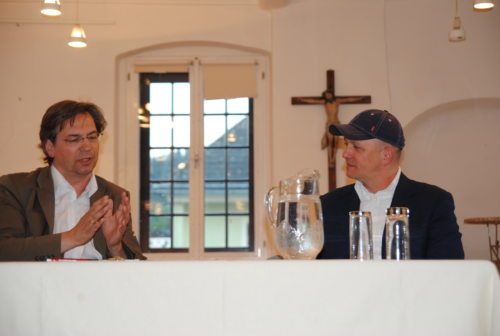 Dr. Karl-Heinz Kronawetter (li.) moderierte das Gespräch mit Stadttheater-Intendant Josef Ernst Köpplinger (re.) (© Foto: Pfarre Maria Saal)
