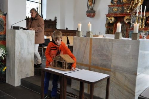Daniel stellt die Krippe hin, als Zeichen für den freudenreichen Rosenkranz. (© Foto: Christiana Potocnik)