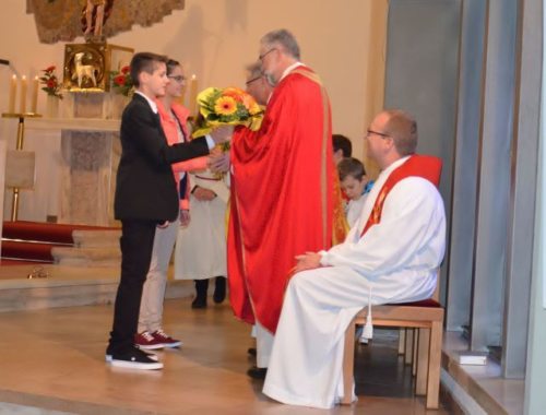 Firmlinge begrüßen Bischofsvikar Marketz und Dechant Windbichler (© Foto: Ines Stockhammer)