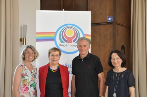 Feiern „70 Jahre Regenbogen“: Eichwalder, Tegetthof, Hennersperger und Strasser (v.r.) (© Foto: Regenbogen) Feiern „70 Jahre Regenbogen“: Eichwalder, Tegetthof, Hennersperger und Strasser (v.r.) (© Foto: Regenbogen)