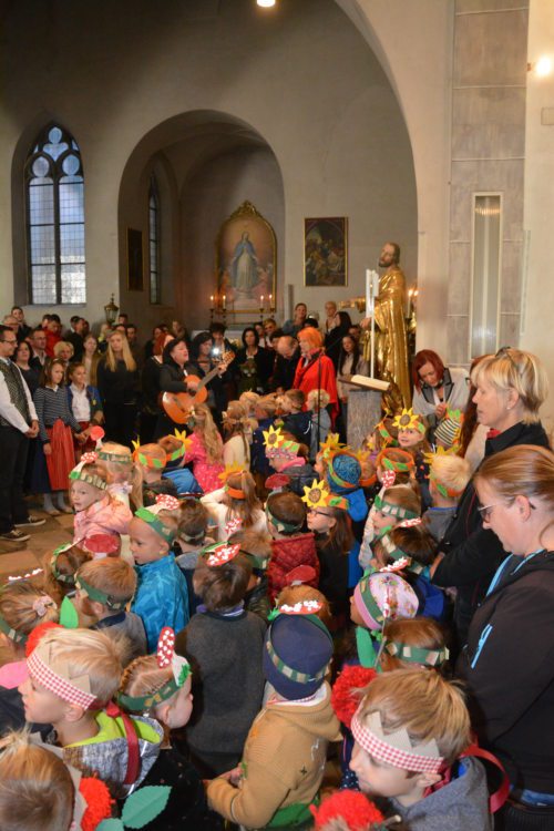 Kindergartenkinder beim Eröffnungsgesang - Bild Wiedemann