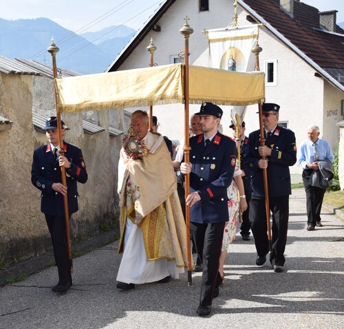 Prozession mit Pfarrer Guggenberg und der Freiwilligen Feuerwehr Köttmannsdorf <br /><em>Foto: MM</em> Prozession mit Pfarrer Guggenberg und der Freiwilligen Feuerwehr Köttmannsdorf <br /><em>Foto: MM</em>