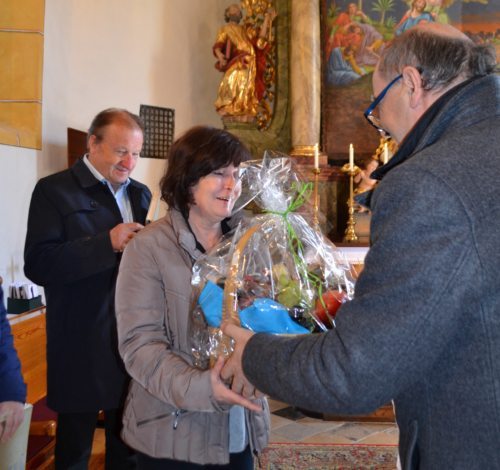 Kirchenchorleiter Dr. Engelbert Logar&nbsp;überbringt Glückwünsche zum Geburtstag (Foto/slika: Eva Kogelnik)