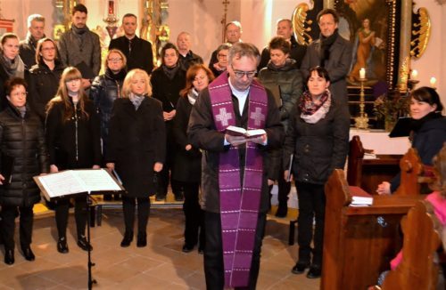 Pfarrvorsteher Mag. Michael Golavčnik erteilt nach dem Konzert allen Gästen den Segen Gottes&nbsp; &nbsp; (Foto/Slika: OStR Mag. Karl Pölz)