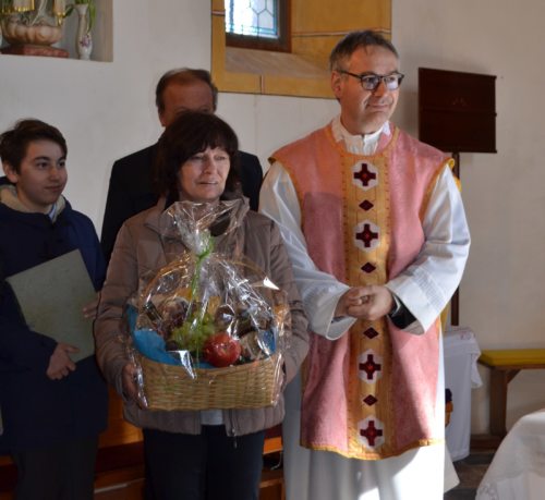 Pfarrvorsteher Mag. Michael Golavčnik gratuliert recht herzlich&nbsp; &nbsp;(Foto/slika: Eva Kogelnik)