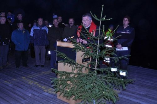 FF-Kurat Josef Damej segnet den Christbaum. (© Foto: Christiana Potocnik)
