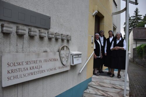 Še zadnja slika pred provincialno hišo (foto: Praster/Nedelja)