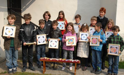 Die Kindergruppe mit Anni Ogris und den selbst gebastelten Gebetstafeln / Otroška skupina z voditelico Anijo Ogris. (© Foto: Reichmann)