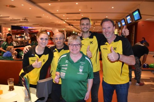 Auf der Bowlingbahn verstärkte die mehrfache Special Olympics Goldmedaillengewinnerin Hildegard Huss das Team der Raika Grafenstein (@Schwagerle/DSG Kärnten)