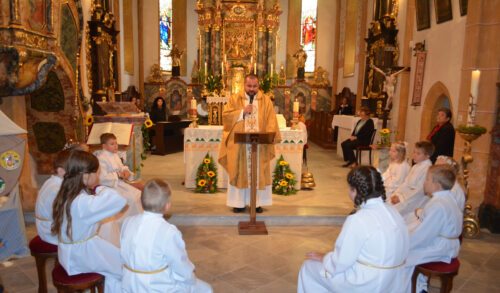 Erstkommunionfeier - Begrüßung durch Pfarrer Martin. (Foto: (c) Ellen Rettenbacher).