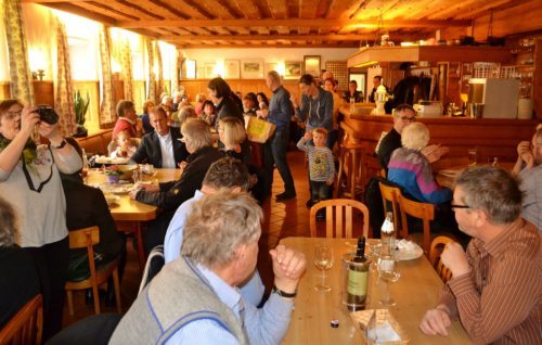 Gemütlichen Beisammensein bei Würstel und Sauerkraut im Gasthaus Luckner. • Veselo druženje v gostilni Lukner v Žvabeku. (Foto: OStR Mag. Karl Pölz)