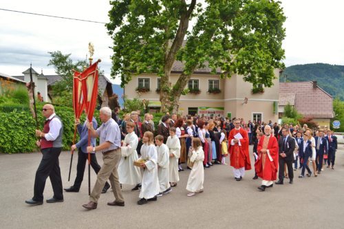 Msgr. Dr. Josef Marketz spendete im Juli 2018 in unserer Pfarre das Sakrament der Hl. Firmung (Foto/slika: OStR Mag. Karl Pölz)