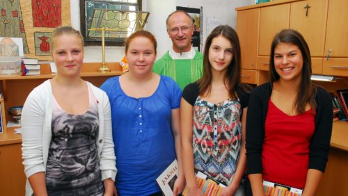 Pfarrer Janko Krištof mit den Ministrantinnen (v. links) Mateja Krušic, Katarina Ogris, Lara Ogris und Helena Reichmann (© Foto: Reichmann)