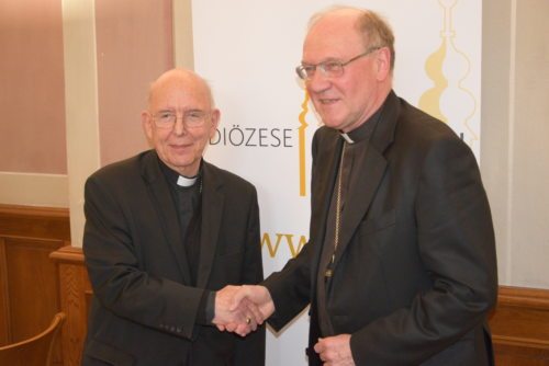 Bischof Klaus Küng begrüßt Bischof Schwarz in St. Pölten (© W. Zarl / Diözese St. Pölten) Bischof Klaus Küng begrüßt Bischof Schwarz in St. Pölten (© W. Zarl / Diözese St. Pölten)