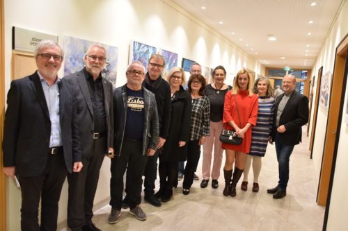 Velikovški umetniki in umetnice z ravnateljem Caritas Marketzom (drugi od leve) in moderatorjem Raimundom Grilcem (prvi od leve) pred umetninami, ki so jih umetniki in umetnice ustvarjali v Tednu srečanja. Foto: Rihter