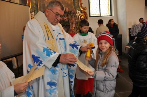 Die Ek-Kinder bekommen eine Kerze und das Gebet zum Licht. (© Foto: Christiana Potocnik) Die Ek-Kinder bekommen eine Kerze und das Gebet zum Licht. (© Foto: Christiana Potocnik)