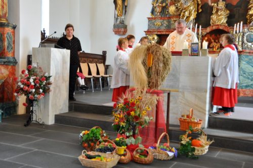 Die wunderschöne Erntekrone inmitten der Erntegaben. (© Foto: Edith Korak)