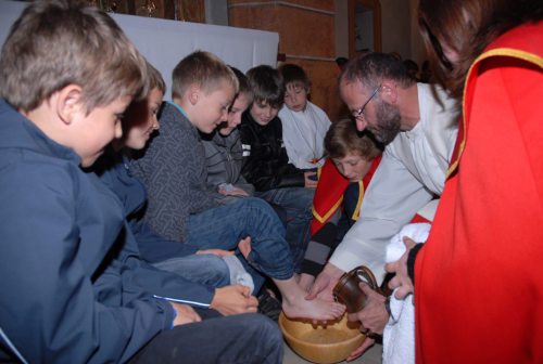  Fußwaschung an den Erstkommunionkindern/ Umivanje nog na prvoobhajancih (© Foto: Reichmann)