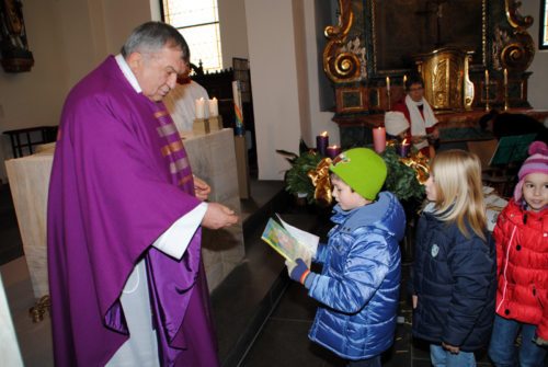Die Ek-Kinder bekommen die Kinderbibel geschenkt. (© Foto: Edith Korak)
